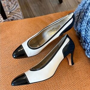 vintage Salvatore Ferragamo black white patent leather spectator pumps 10.5 AAA